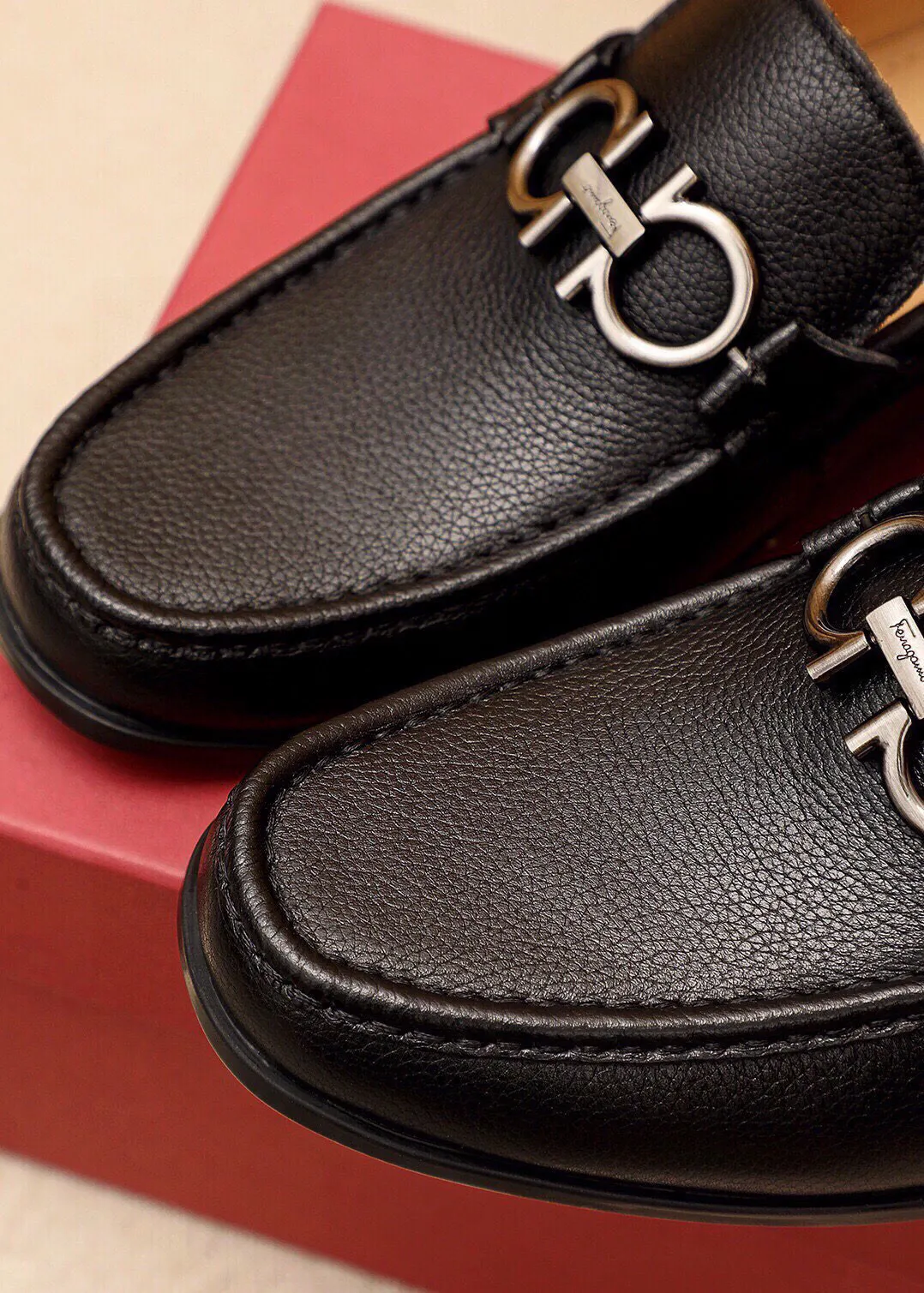 Men's shoes 💰480 💐 Product trademark: Ferragamo "Ferragamo" casual leather shoes Regular size: 38-44 (45🉑️customized) Product materials: Selected imported first-layer pebbled cowhide leather upper + luxury hardware buckle, imported water-dyed cowhide leather lining. Strong three-dimensional visual effect, original outsole color: 4⃣️seed leather materials available